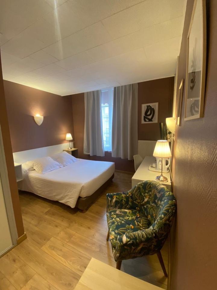 Hotel Le Pelican ชาร์เลอวิลล์-เมซิแยร์ ภายนอก รูปภาพ