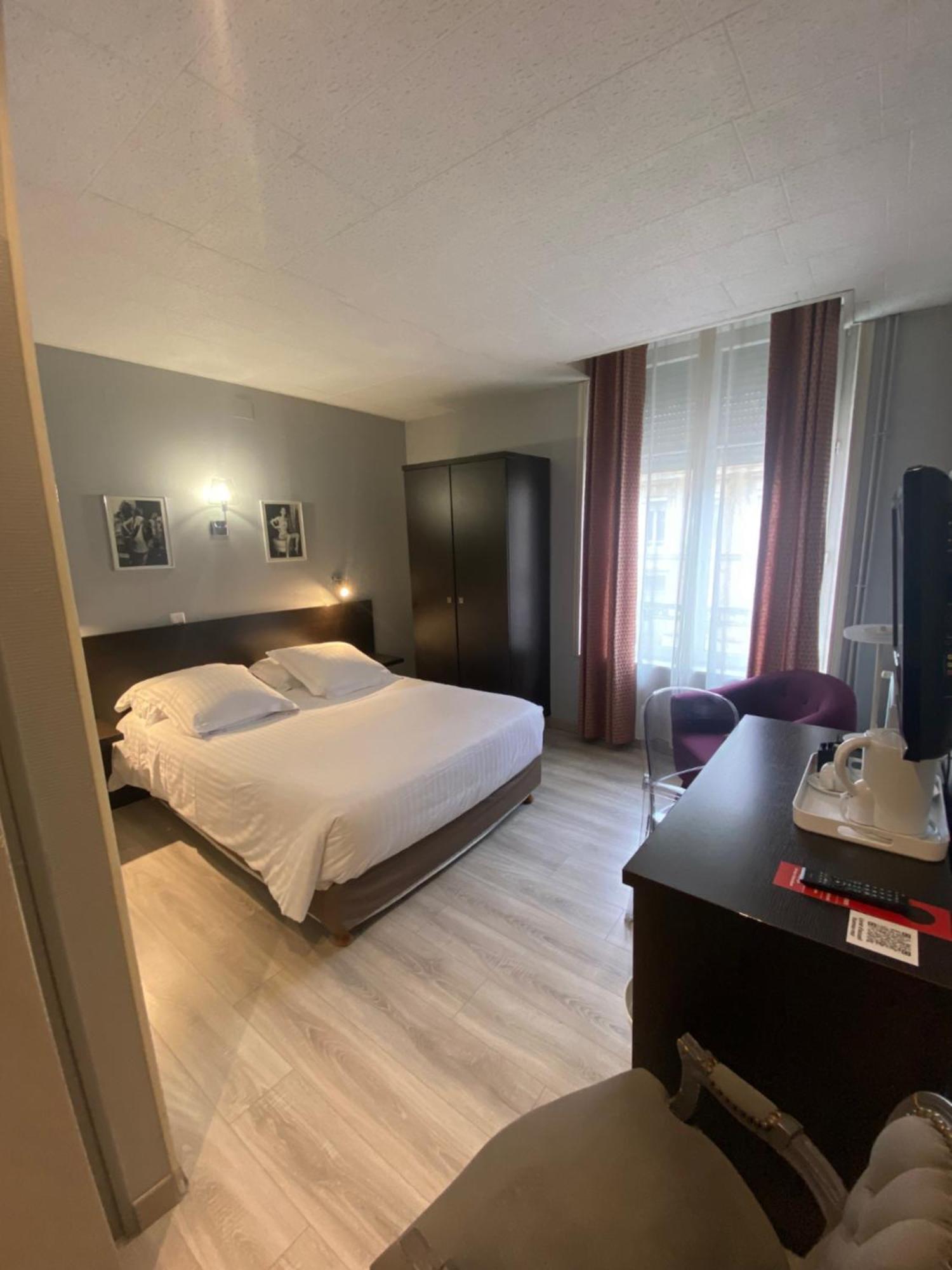 Hotel Le Pelican ชาร์เลอวิลล์-เมซิแยร์ ภายนอก รูปภาพ