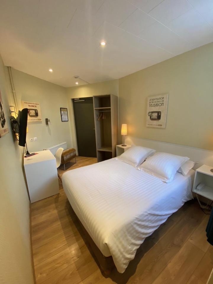 Hotel Le Pelican ชาร์เลอวิลล์-เมซิแยร์ ภายนอก รูปภาพ