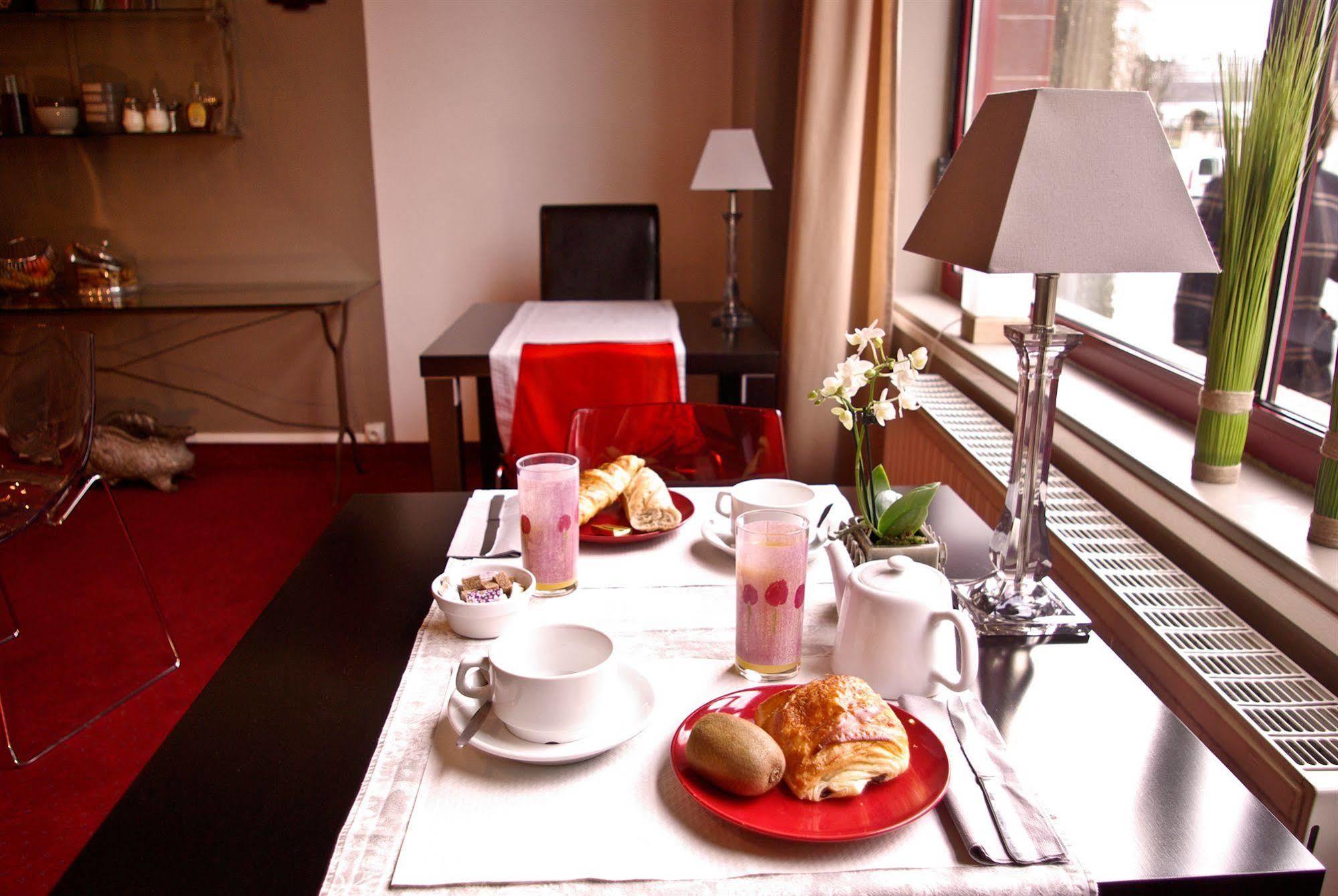 Hotel Le Pelican ชาร์เลอวิลล์-เมซิแยร์ ภายนอก รูปภาพ